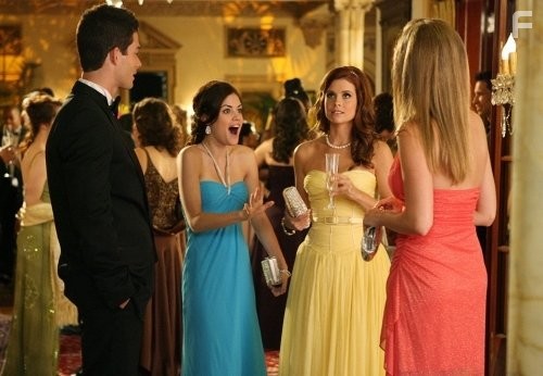 JoAnna Garcia Swisher, Lucy Hale, Kristina Apgar, and Brian Hallisay in Избалованные (2008)