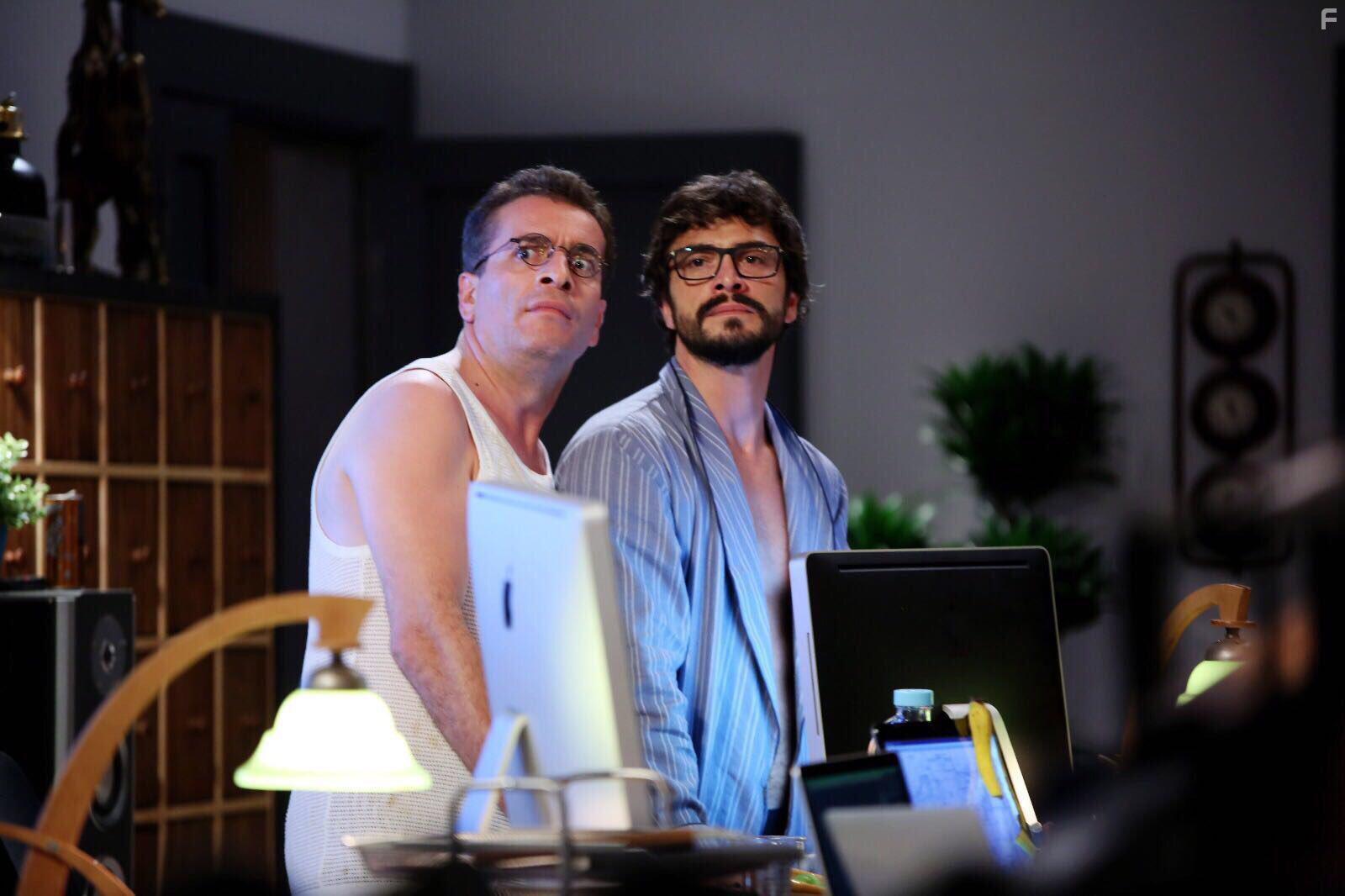 Murat Cemcir and Ahmet Kural in Ailecek Saskiniz (2018)