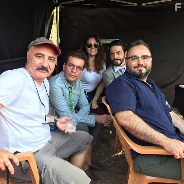 Cengiz Bozkurt, Murat Cemcir, Ahmet Kural, and Seluk Aydemir in Ailecek Saskiniz (2018)