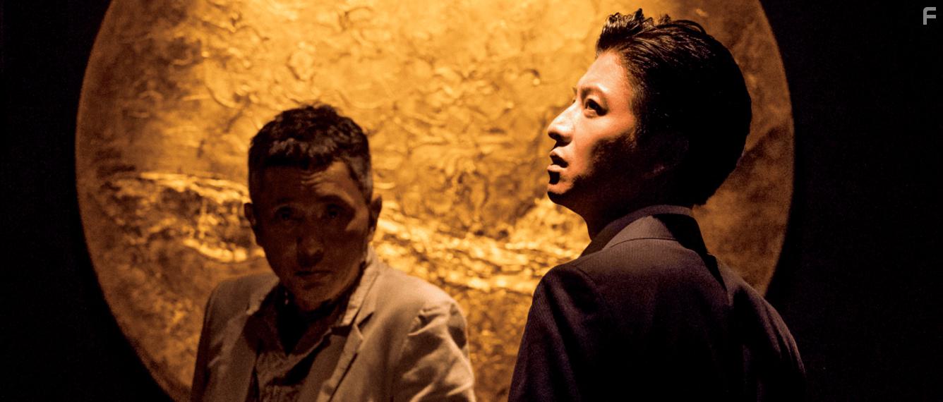 Takuya Kimura and Yutaka Matsushige in Kensatsu gawa no zainin (2018)