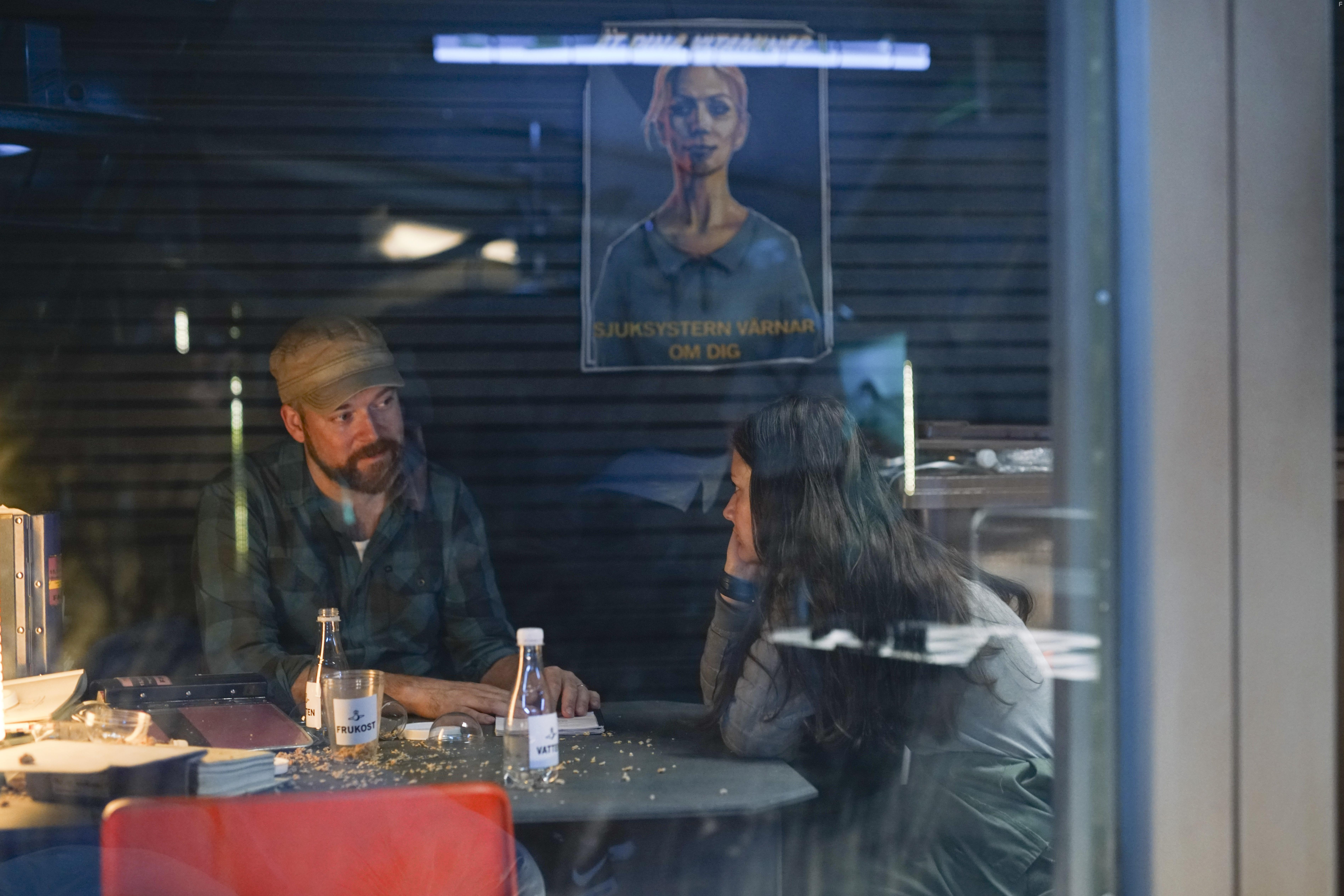 Ted Kjellsson and Ella Rae Rappaport in Ensamma i rymden (2018)