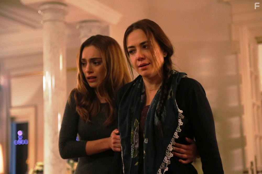 Deniz Ugur and Sera Kutlubey in Zalim Istanbul: Episode #1.2 (2019)