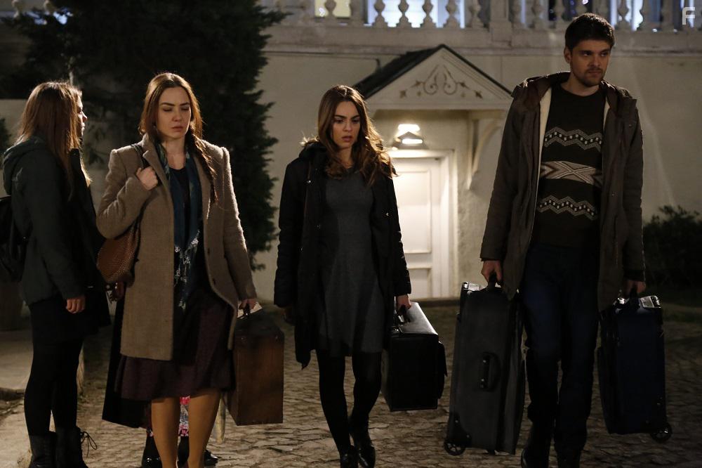 Deniz Ugur, Idris Nebi Taskan, Bahar Sahin, and Sera Kutlubey in Zalim Istanbul: Episode #1.2 (2019)