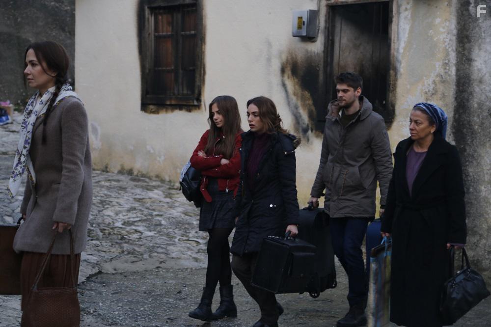 Deniz Ugur, Aysen Sezerel, Idris Nebi Taskan, Bahar Sahin, and Sera Kutlubey in Zalim Istanbul: Episode #1.1 (2019)