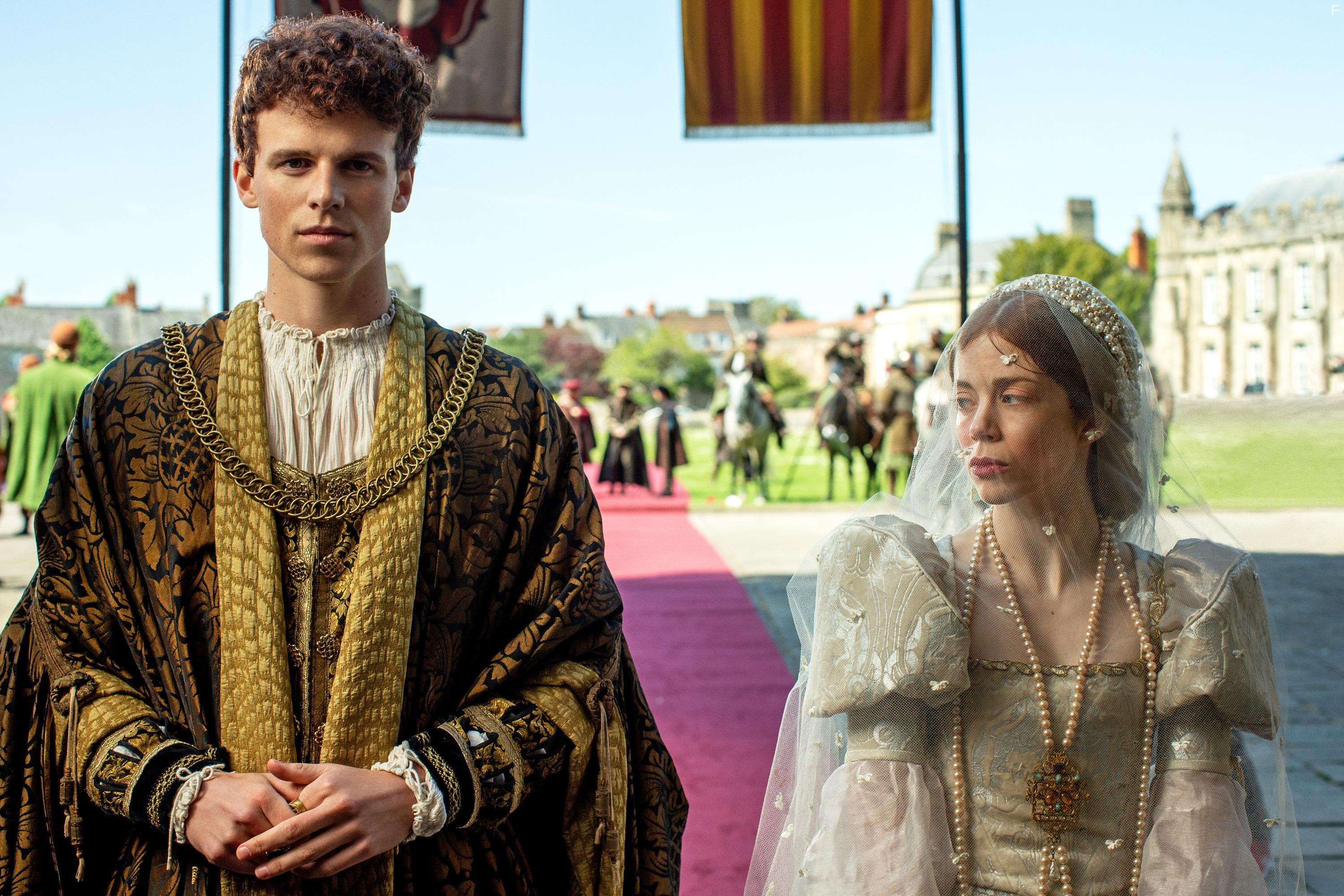 Charlotte Hope and Ruairi O'Connor in The Spanish Princess (2019)