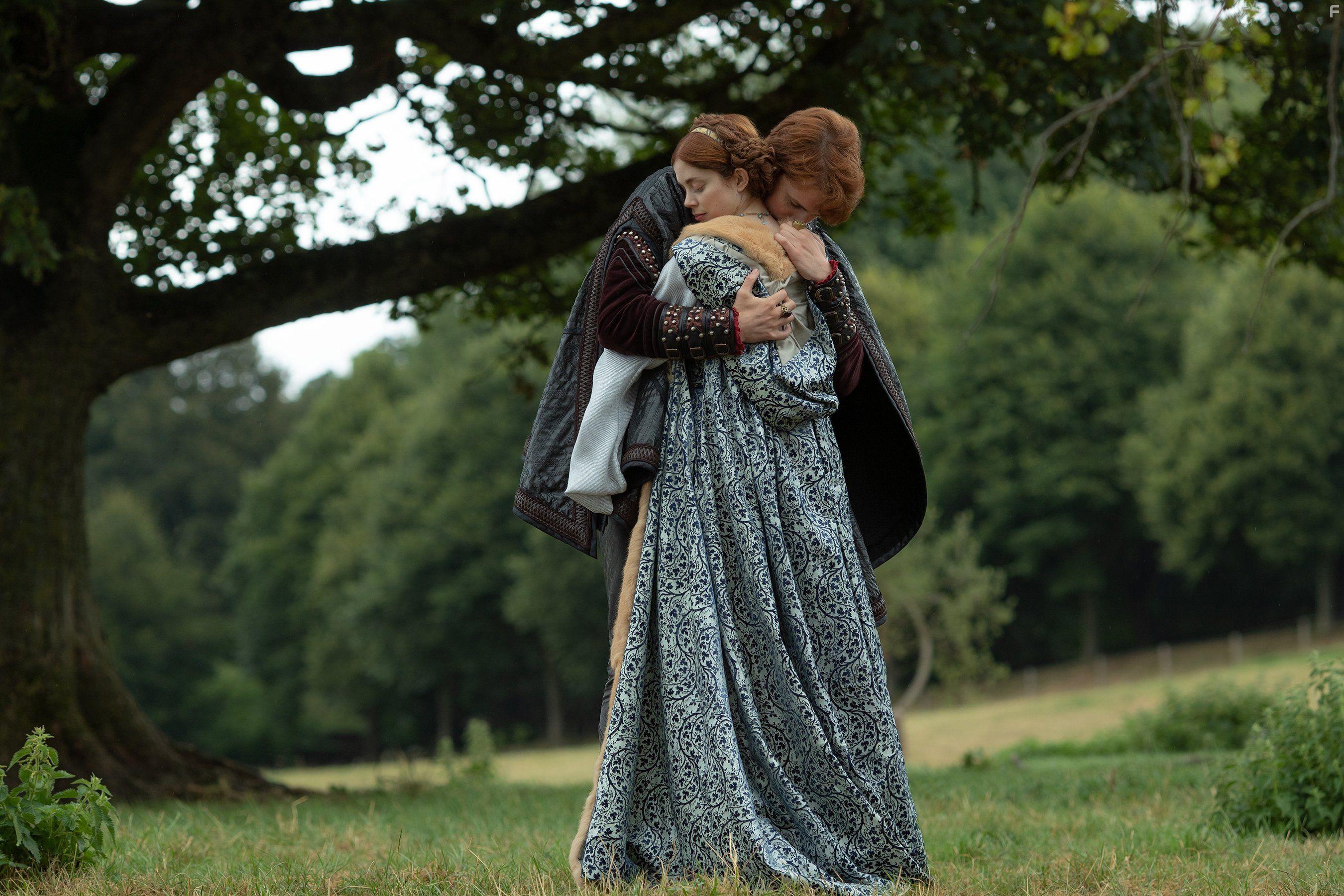 Charlotte Hope and Ruairi O'Connor in The Spanish Princess (2019)