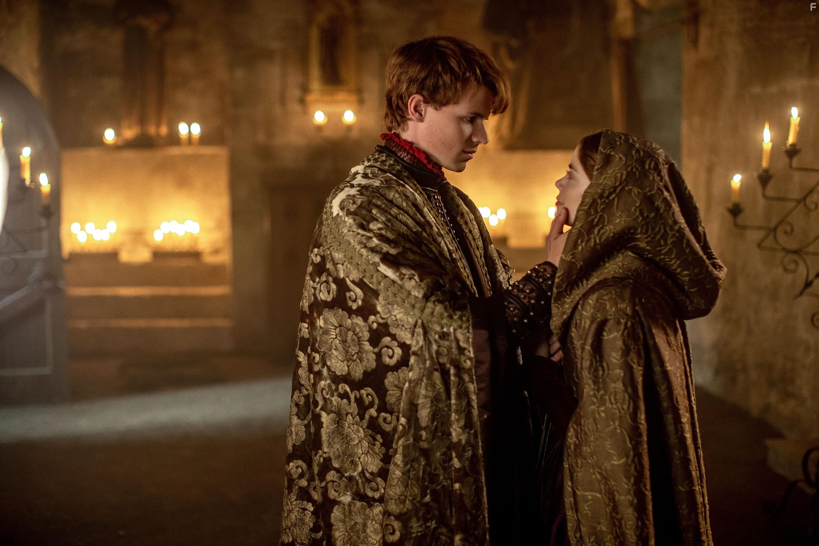 Charlotte Hope and Ruairi O'Connor in The Spanish Princess (2019)