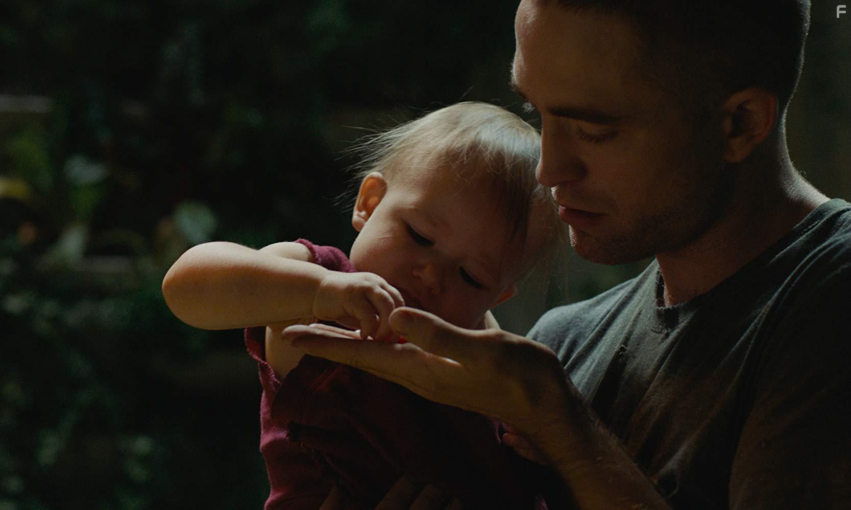 Robert Pattinson and Scarlett Lindsey in High Life (2018)