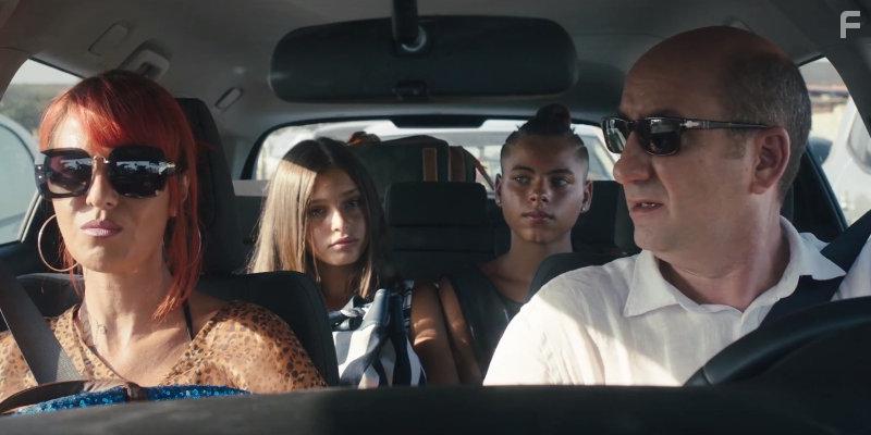 Antonio Albanese, Paola Cortellesi, Alice Maselli, and Simone de Bianchi in Come un gatto in tangenziale (2017)
