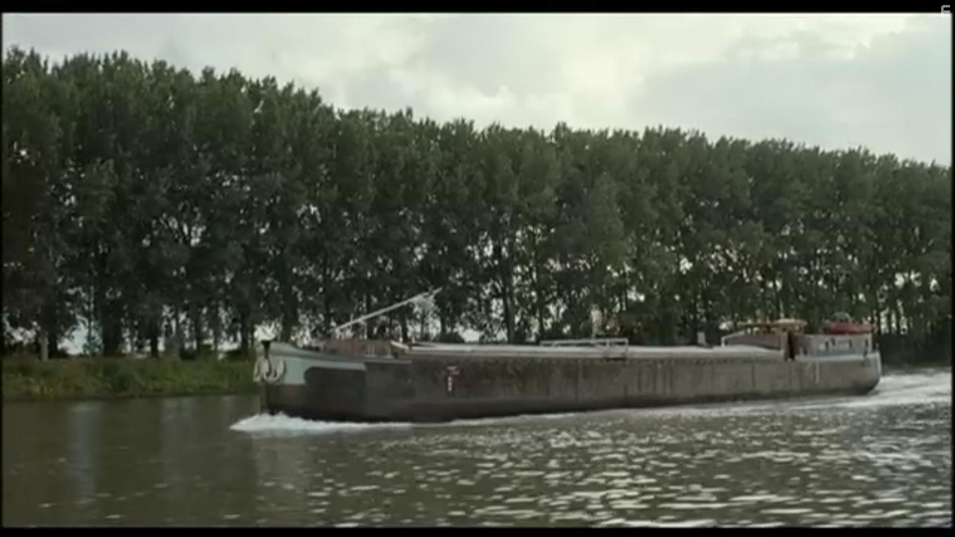 La blonde aux seins nus (2010)