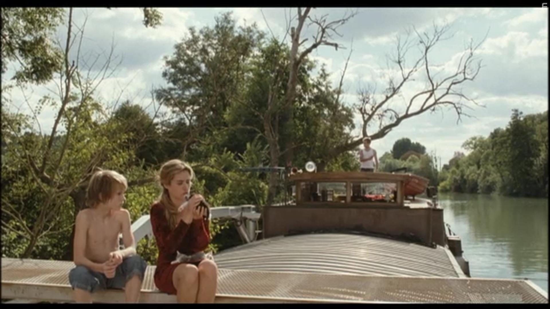 Vahina Giocante and Steve Le Roi in La blonde aux seins nus (2010)