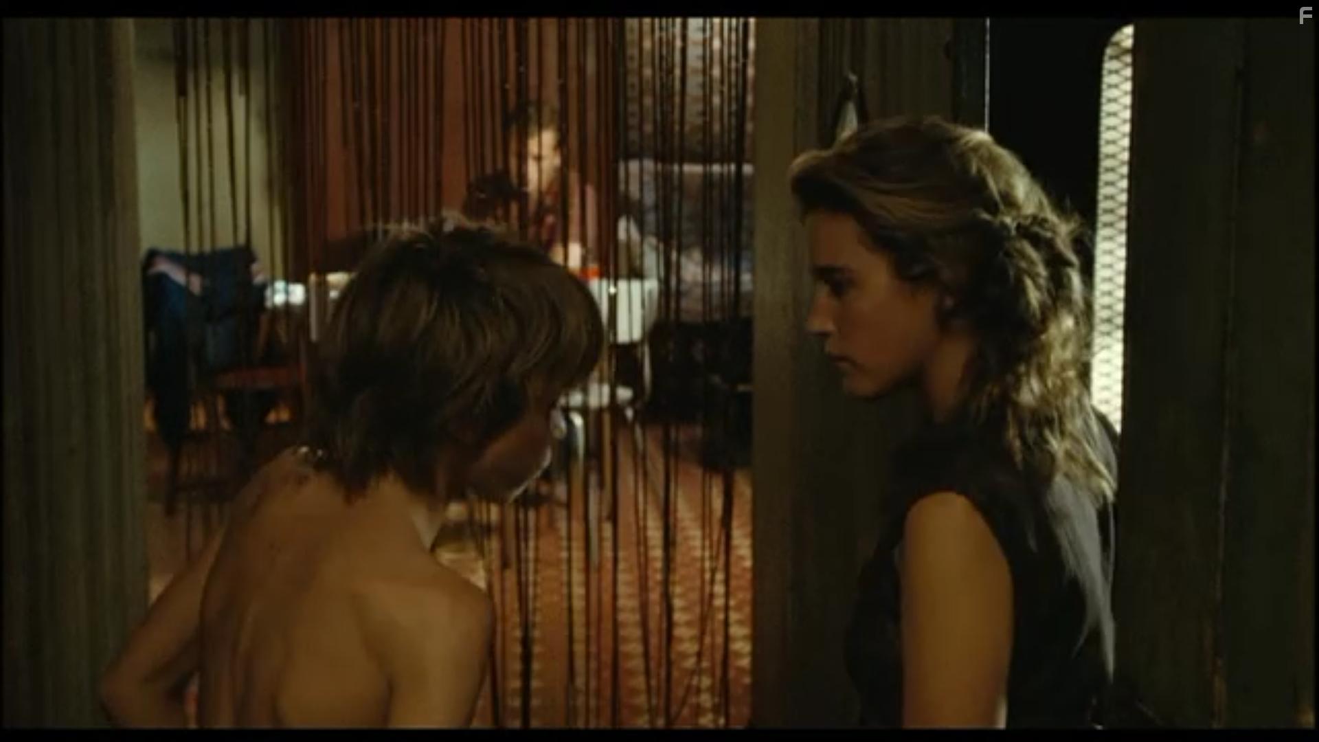 Блондинка с обнаженной грудью