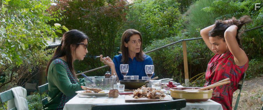 Hiam Abbass, Zita Hanrot, and Lela Bekhti in Carnivores (2018)