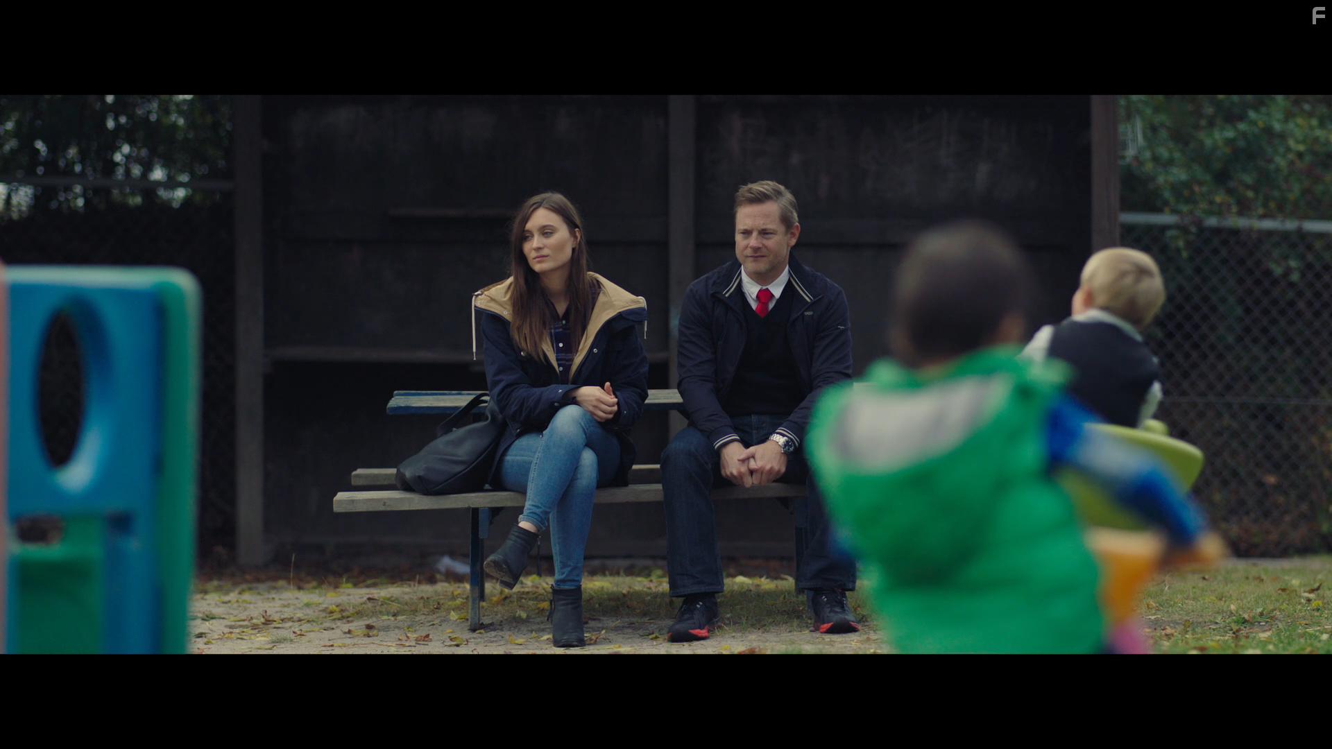 Paw Henriksen and Julie Christiansen in Mens vi lever (2017)