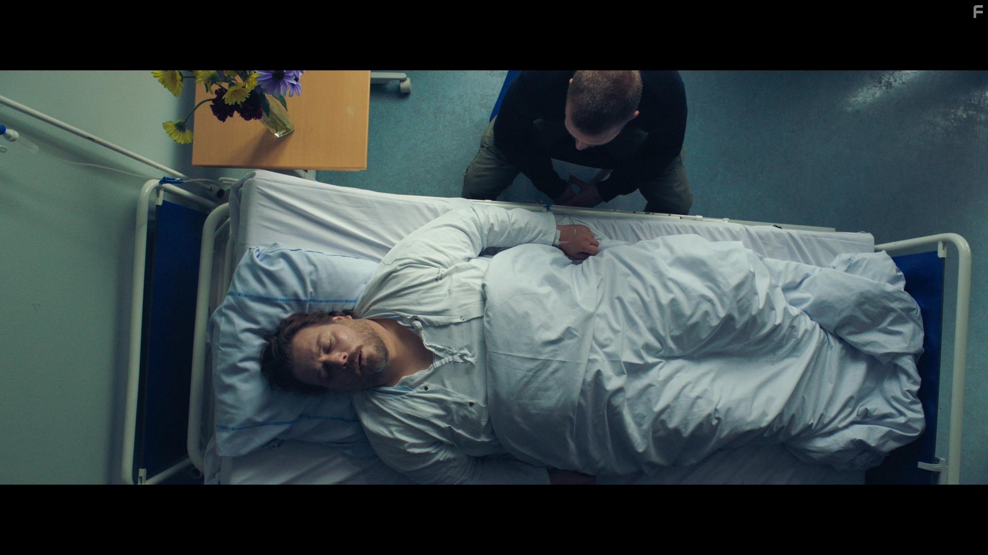 Nicolas Bro and Sebastian Jessen in Mens vi lever (2017)