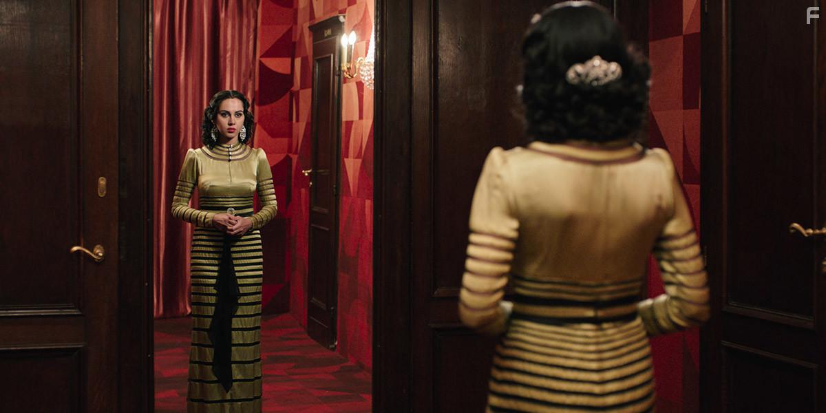 Yasmin Raeis in Looking for Oum Kulthum (2017)