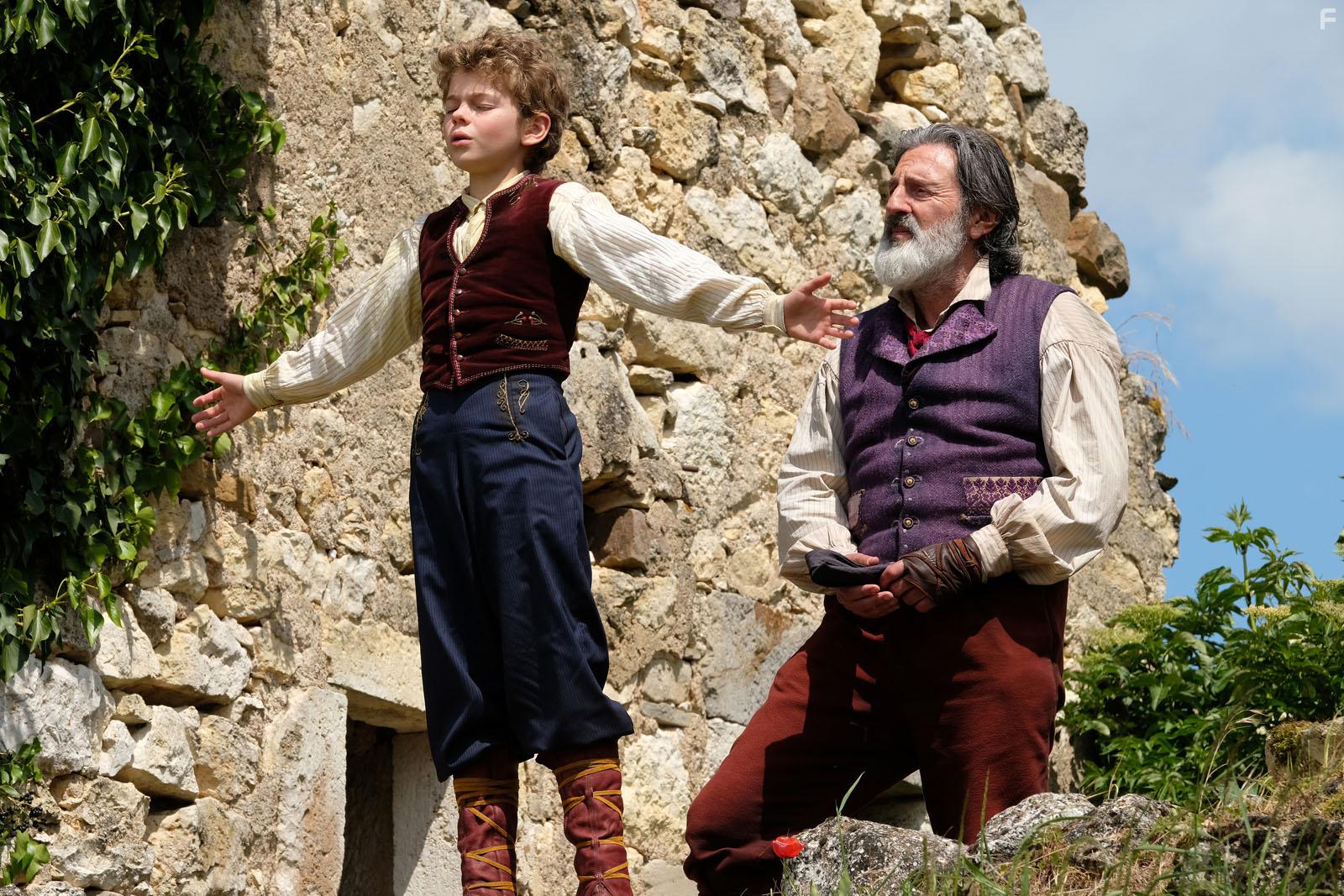 Daniel Auteuil and Maleaume Paquin in Rmi sans famille (2018)