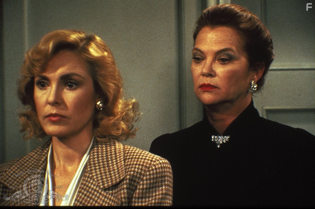 Louise Fletcher and Victoria Tennant in Цветы на чердаке (1987)