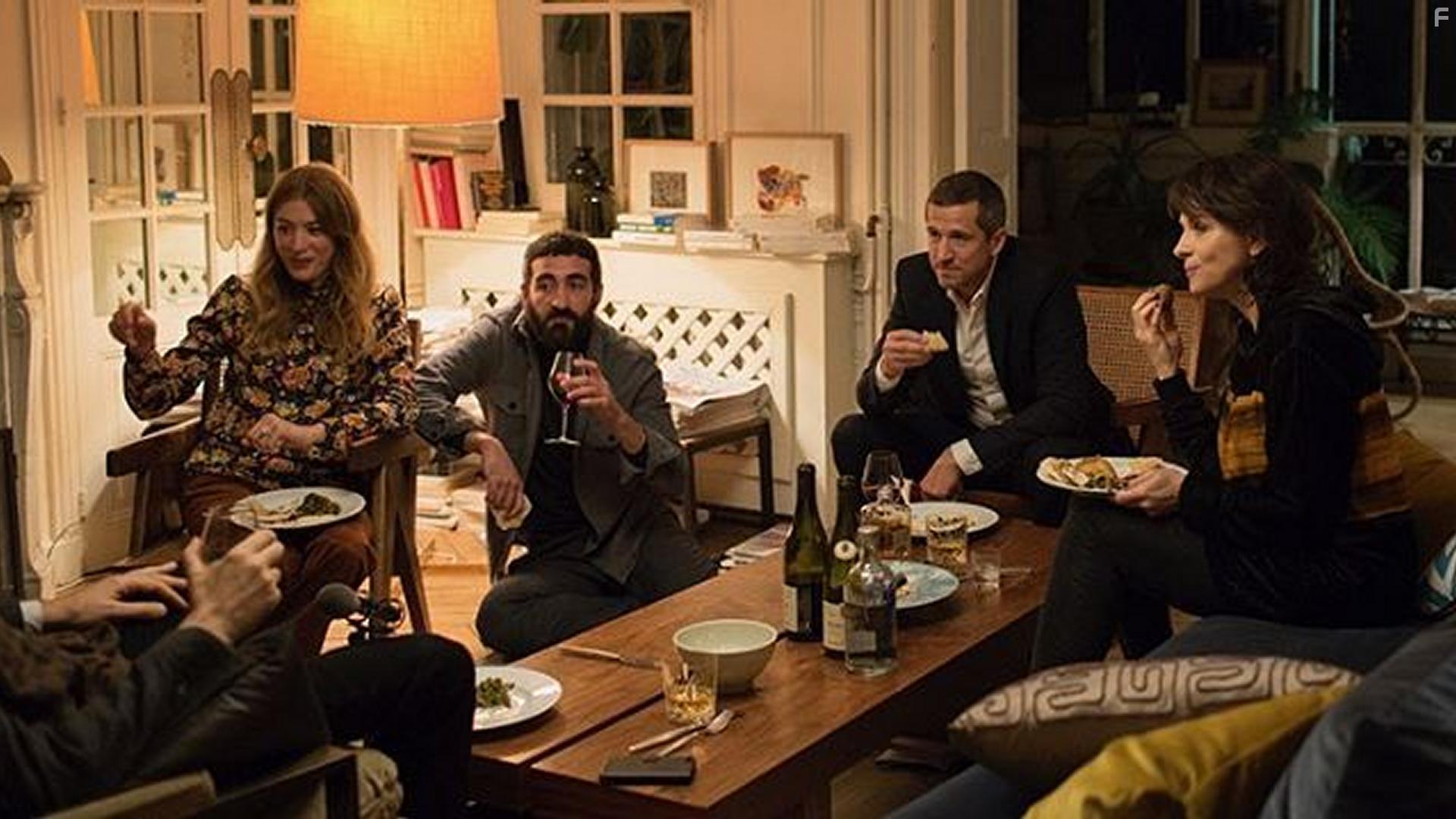 Juliette Binoche, Guillaume Canet, Lionel Dray, and Sigrid Bouaziz in Doubles vies (2018)