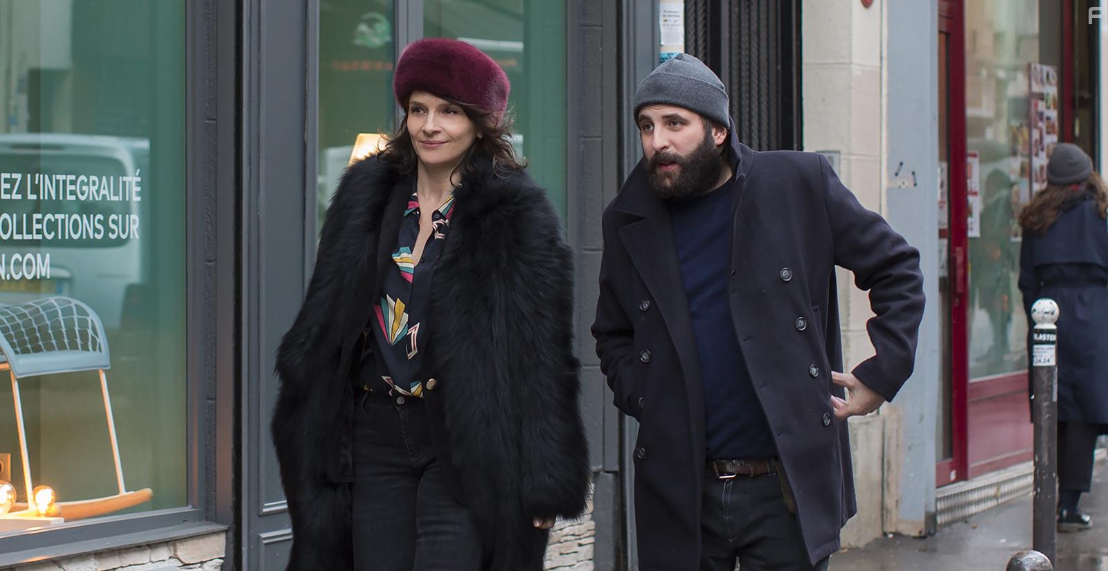Juliette Binoche and Vincent Macaigne in Doubles vies (2018)