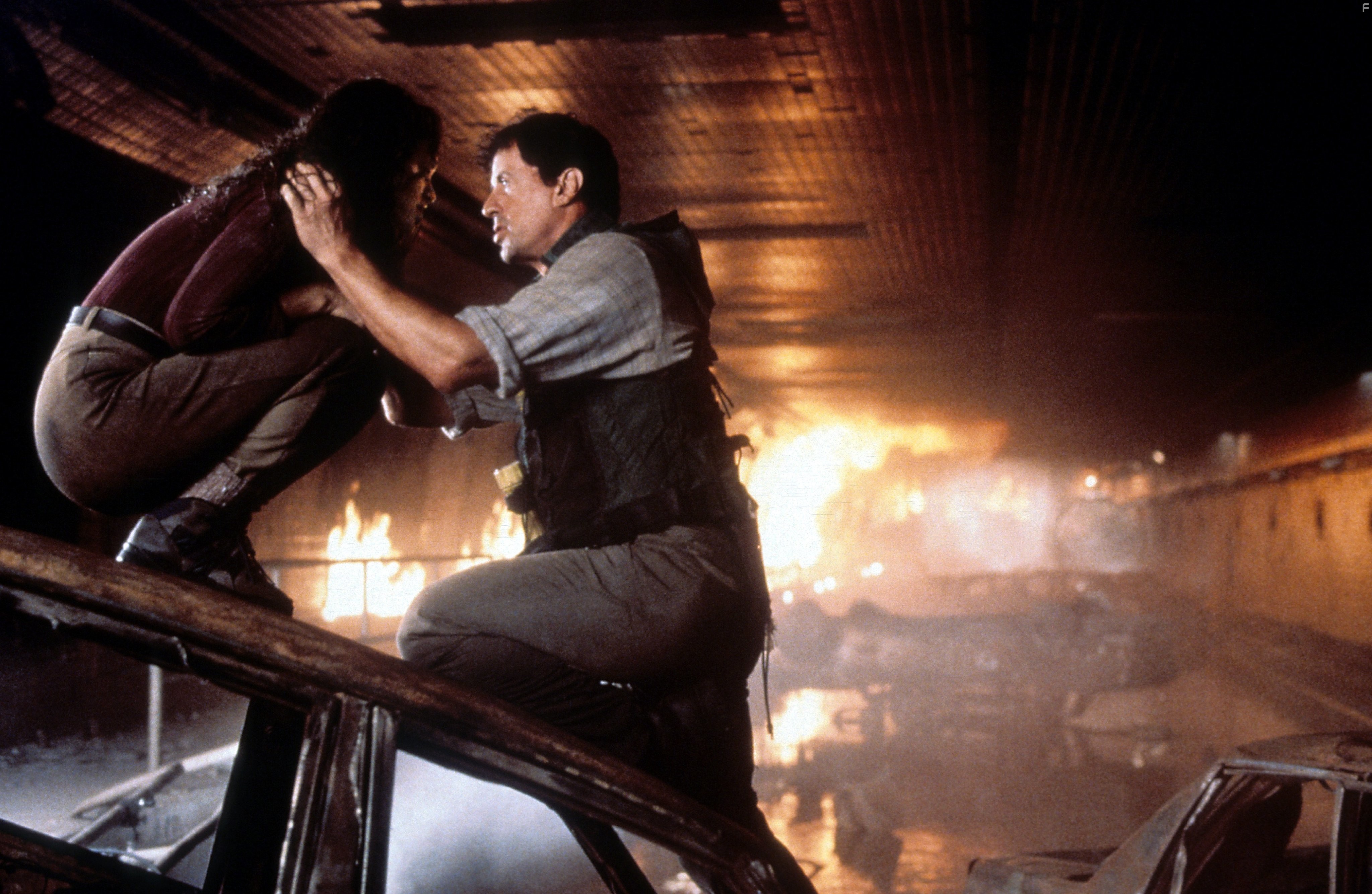 Sylvester Stallone and Amy Brenneman in Дневной свет (1996)