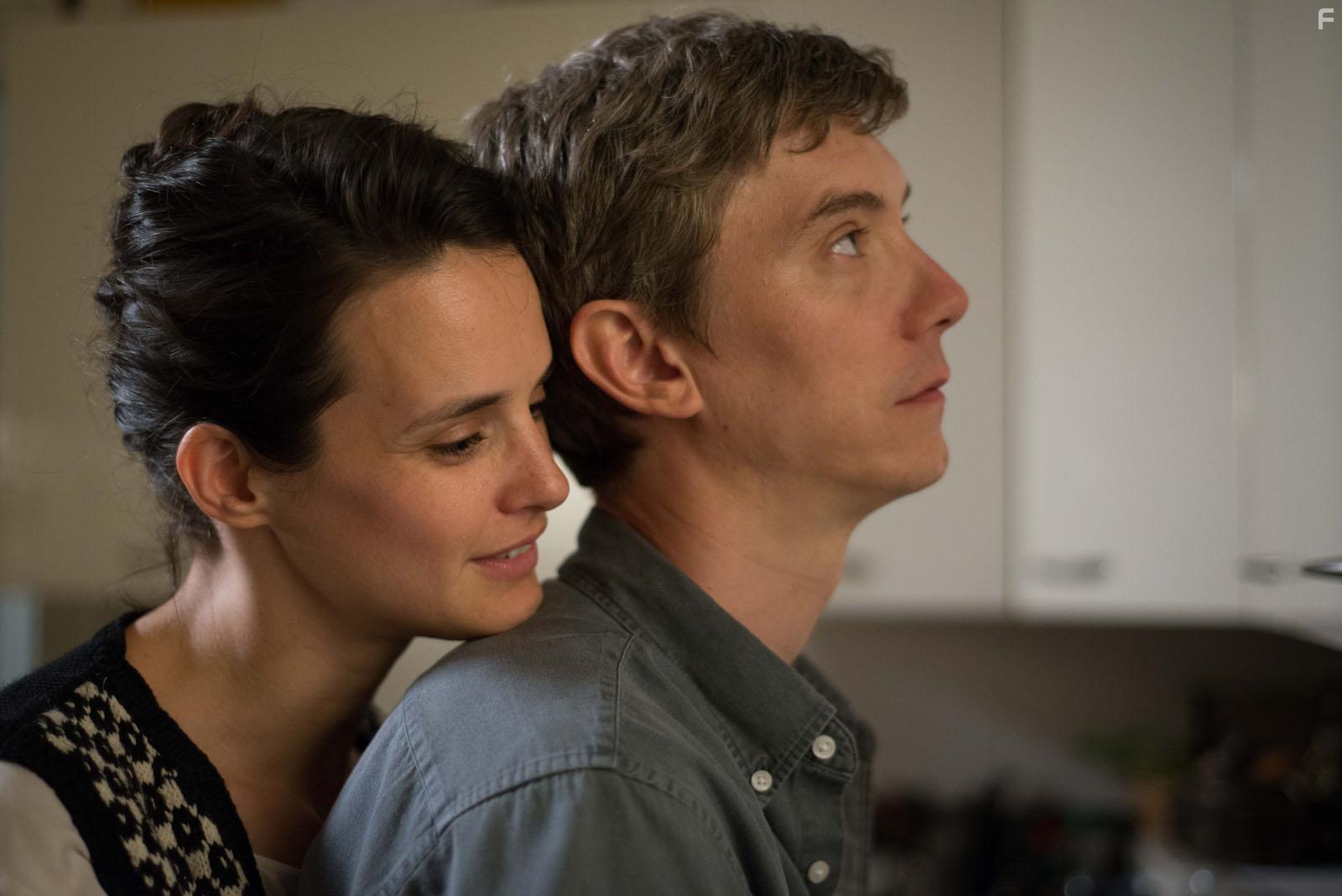 Swann Arlaud and Jennifer Decker in Un beau voyou (2018)