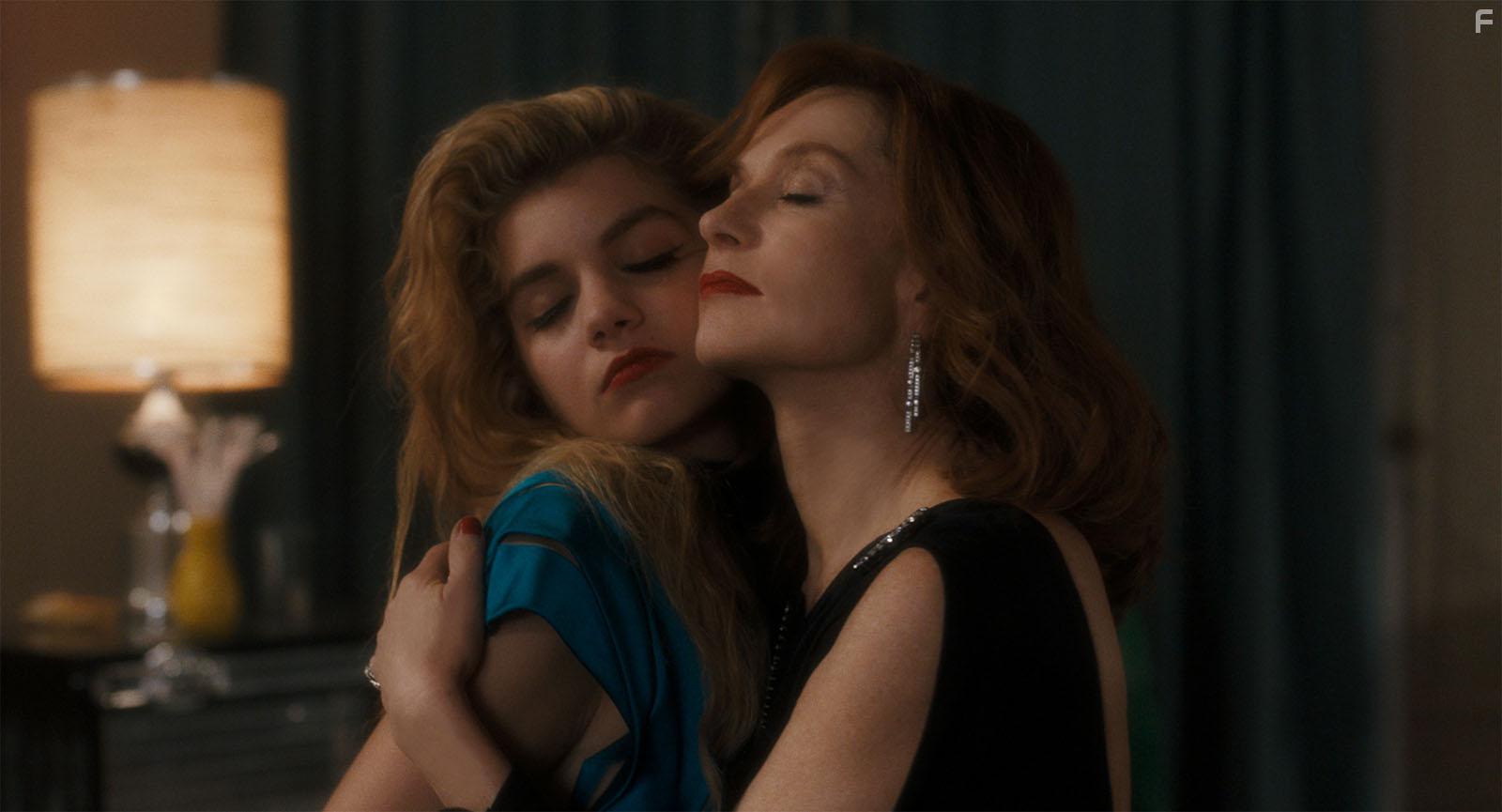 Isabelle Huppert and Galata Bellugi in Une jeunesse dore (2019)