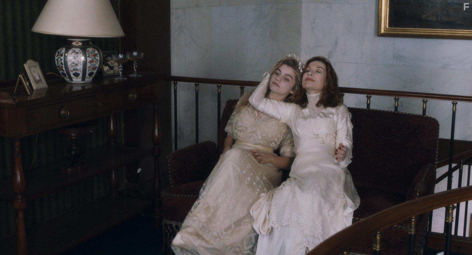 Isabelle Huppert and Galata Bellugi in Une jeunesse dore (2019)