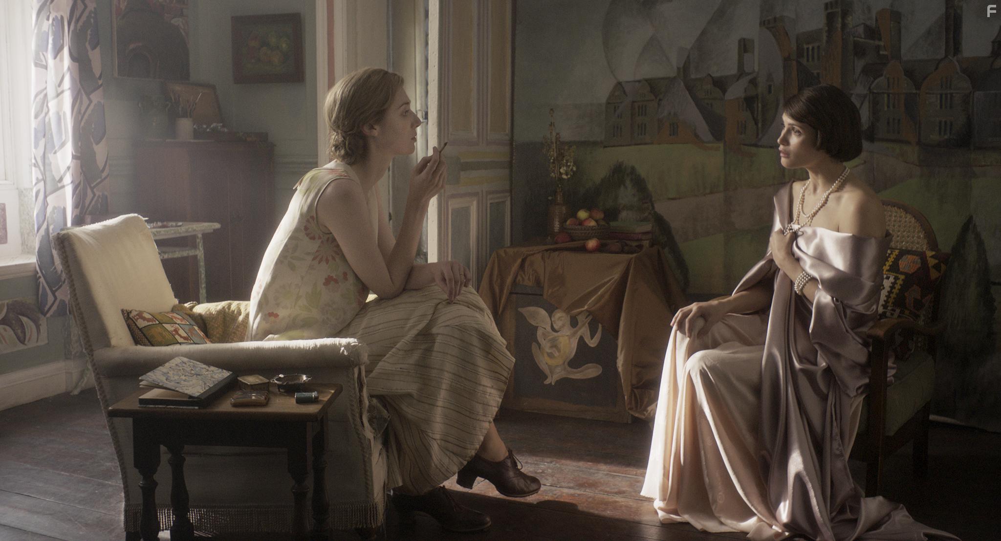 Gemma Arterton and Elizabeth Debicki in Vita & Virginia (2018)