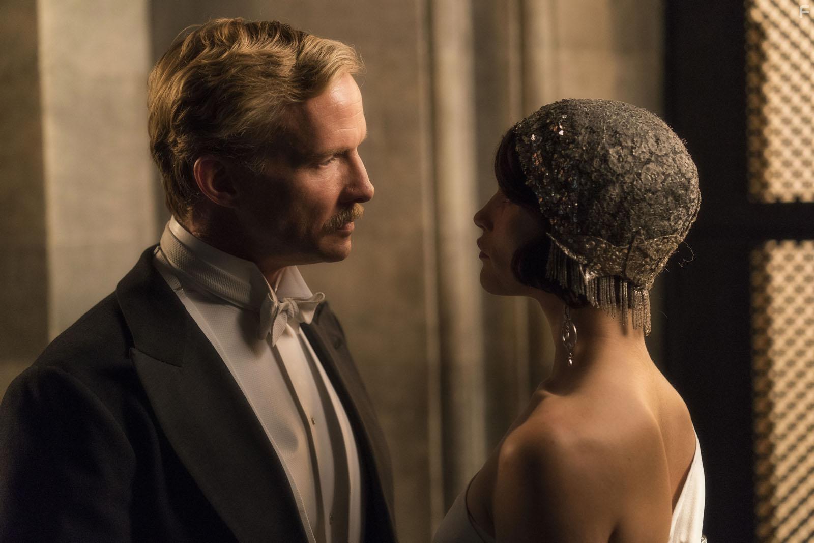 Rupert Penry-Jones and Gemma Arterton in Vita & Virginia (2018)