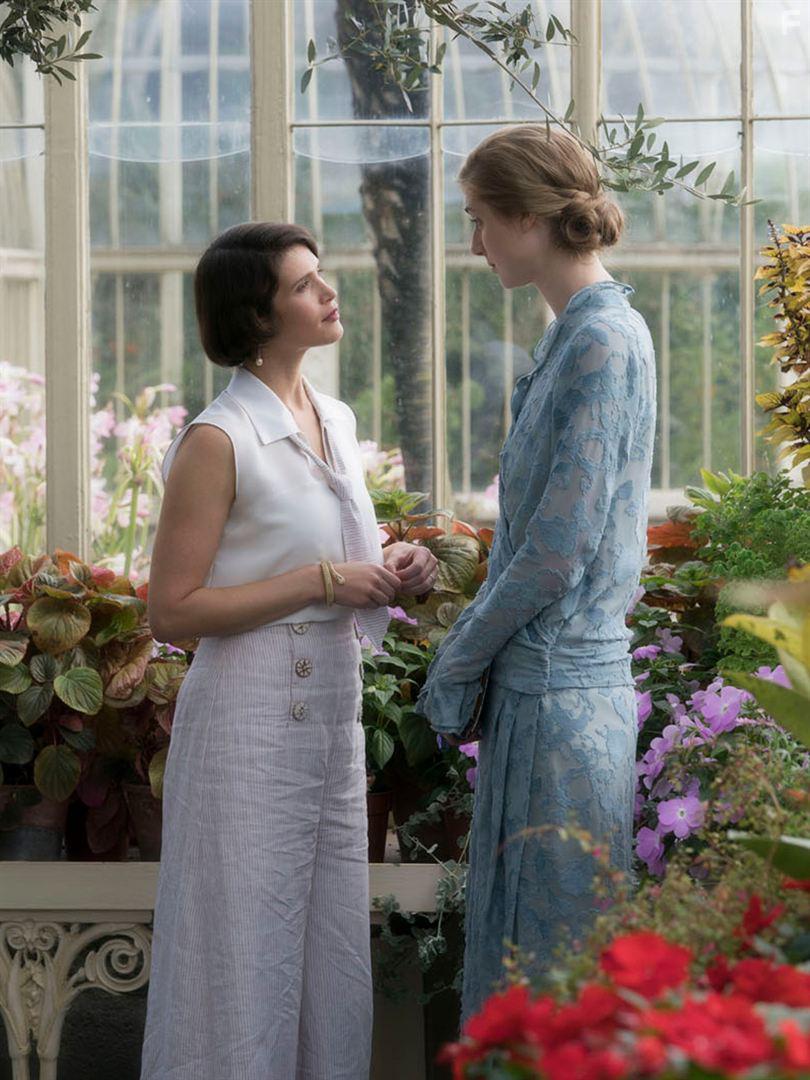 Gemma Arterton and Elizabeth Debicki in Vita & Virginia (2018)