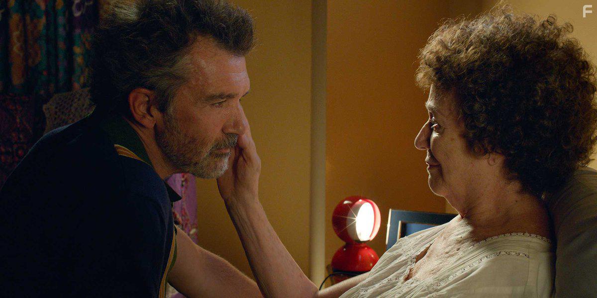 Antonio Banderas and Julieta Serrano in Dolor y gloria (2019)
