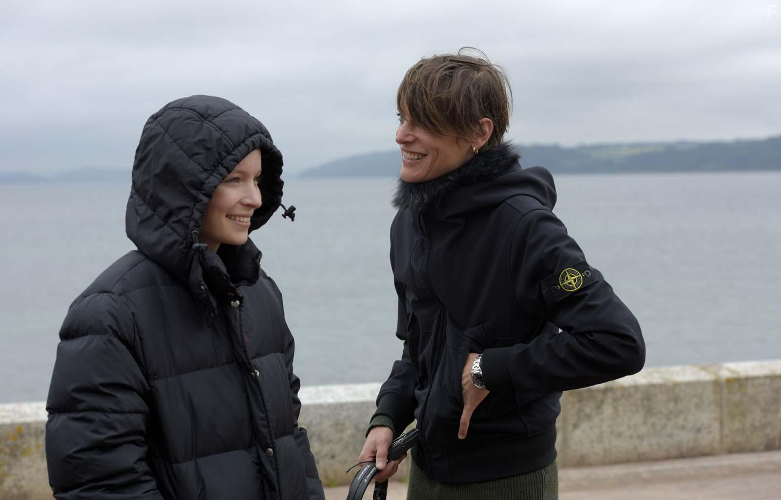 Hlne Fillires and Diane Rouxel in Volontaire (2018)