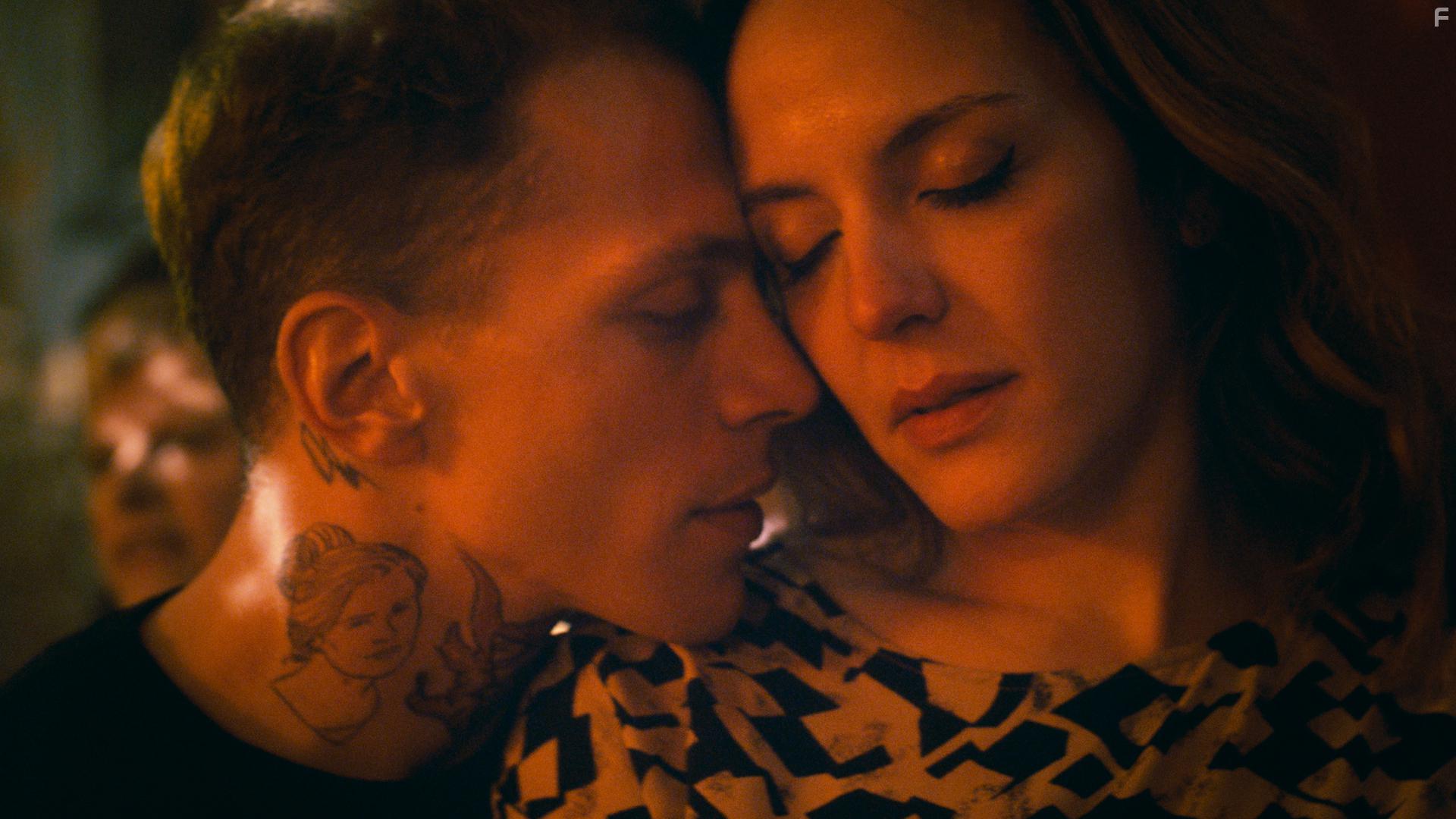 Monia Chokri and Kvin Azas in Compte tes blessures (2016)