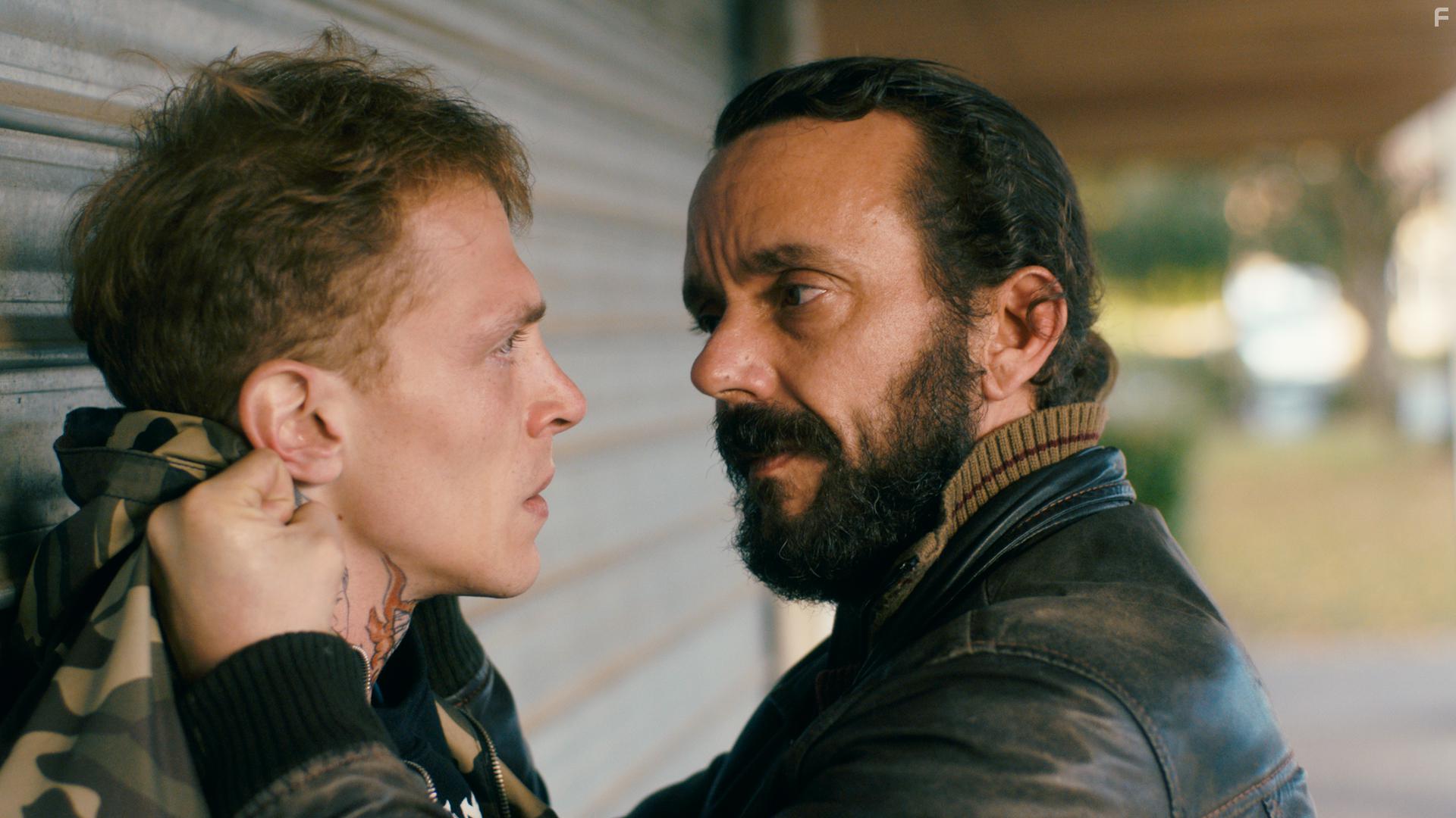 Nathan Willcocks and Kvin Azas in Compte tes blessures (2016)