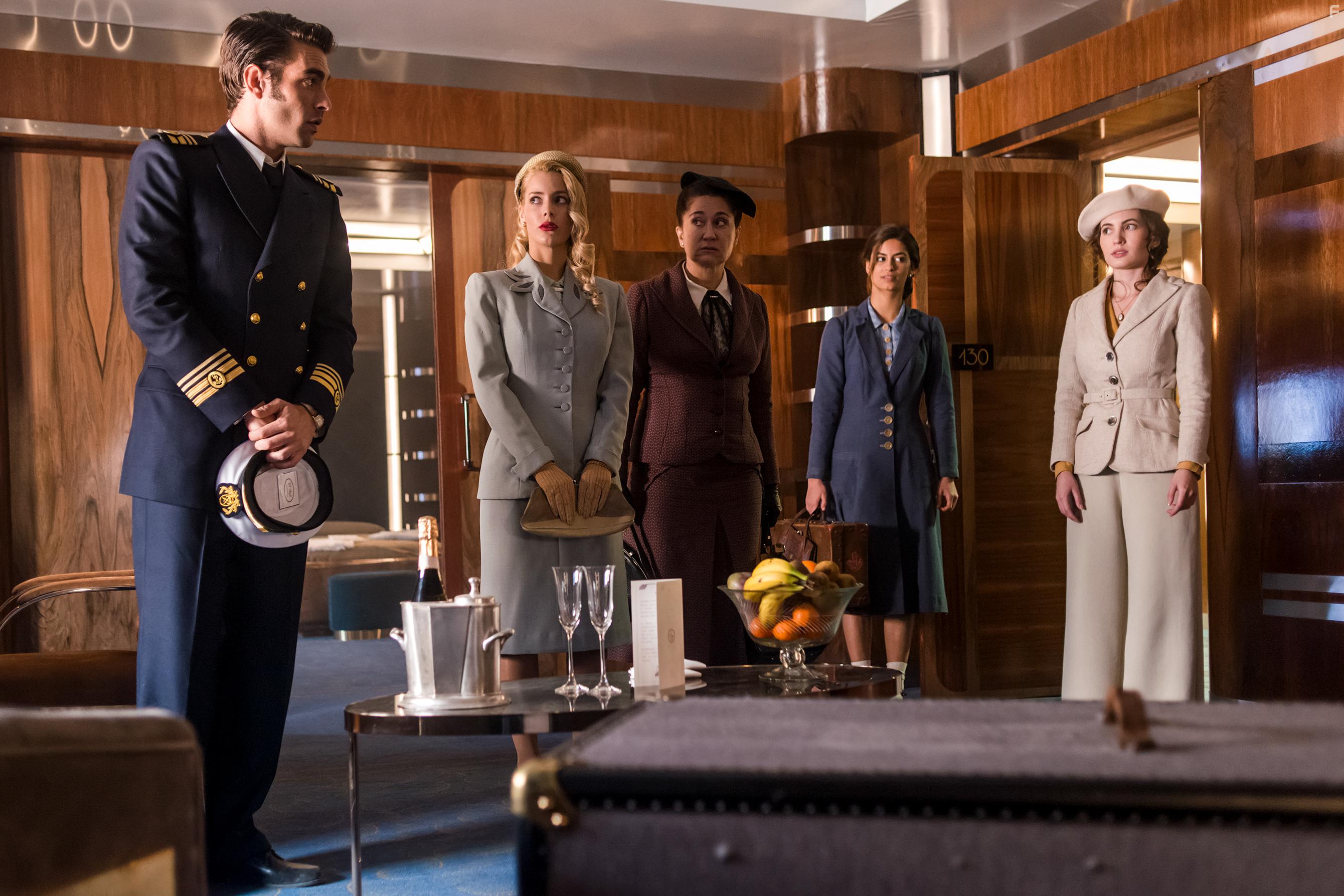 Chiqui Fernndez, Ivana Baquero, Jon Kortajarena, Alejandra Onieva, and Begoa Vargas in Alta mar (2019)