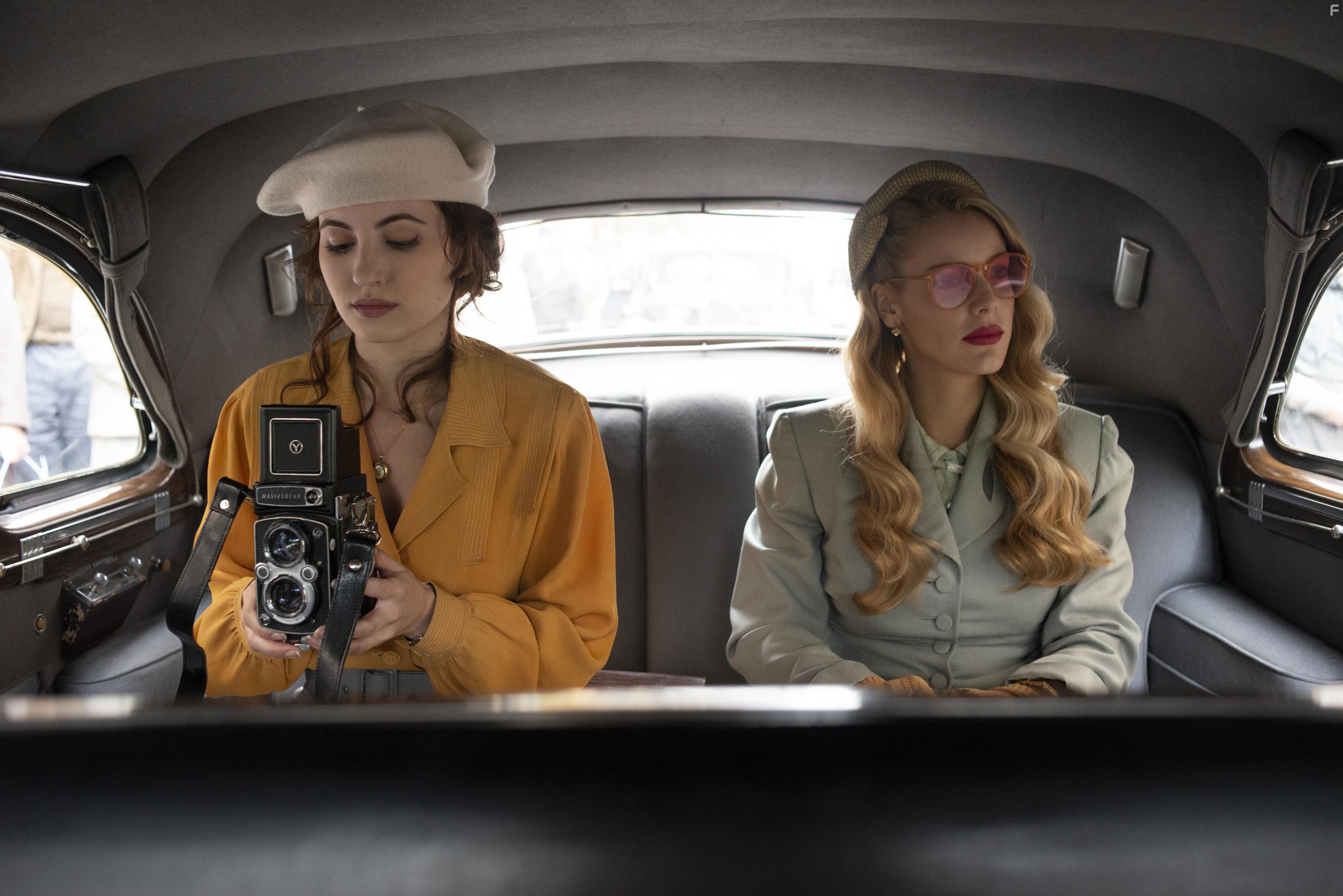 Ivana Baquero and Alejandra Onieva in Alta mar (2019)