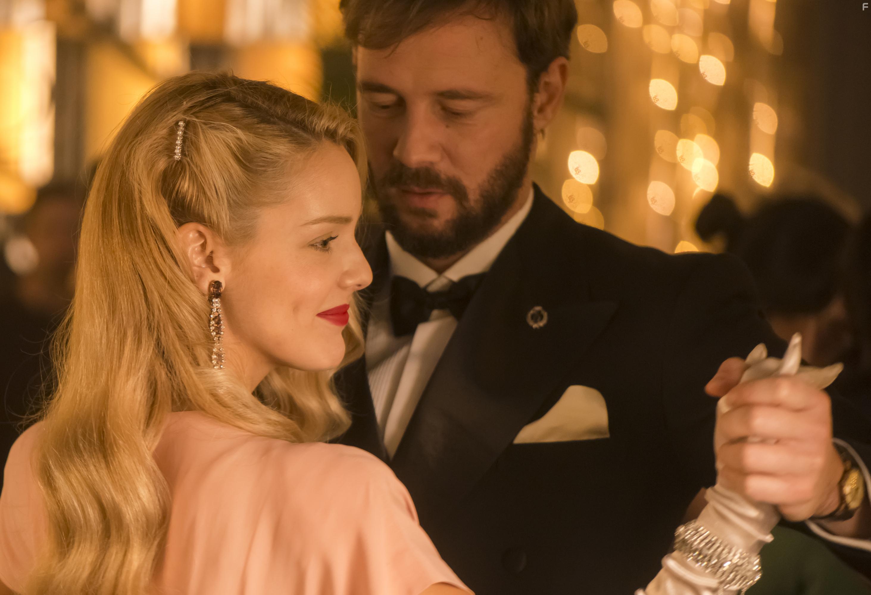 Eloy Azorn and Alejandra Onieva in Alta mar (2019)