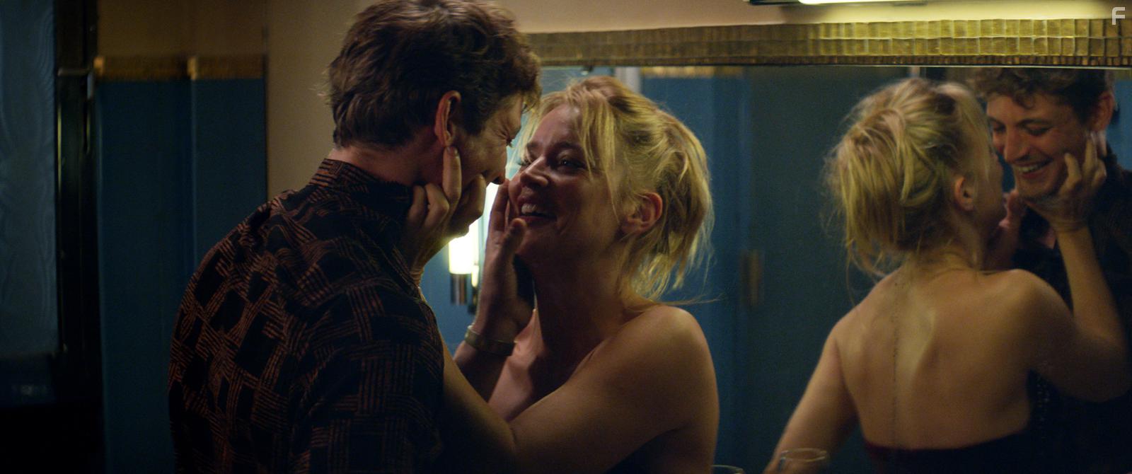 Virginie Efira and Niels Schneider in Sibyl (2019)