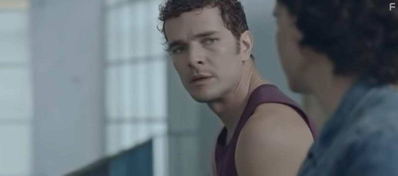 Daniel de Oliveira and Malu Galli in Aos Teus Olhos (2017)