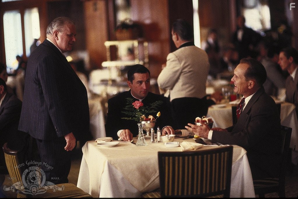 Robert De Niro, Robert Duvall, and Charles Durning in Тайны исповеди (1981)