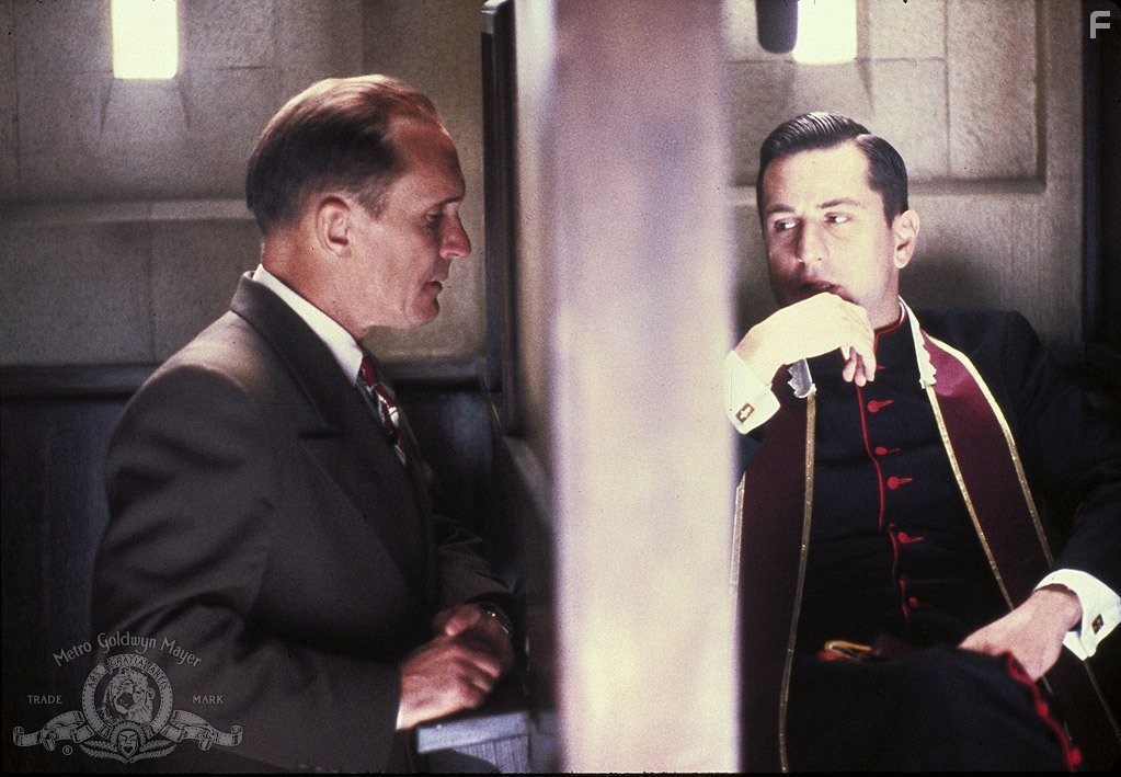 Robert De Niro and Robert Duvall in Тайны исповеди (1981)