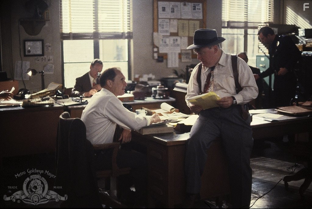 Robert Duvall and Kenneth McMillan in Тайны исповеди (1981)