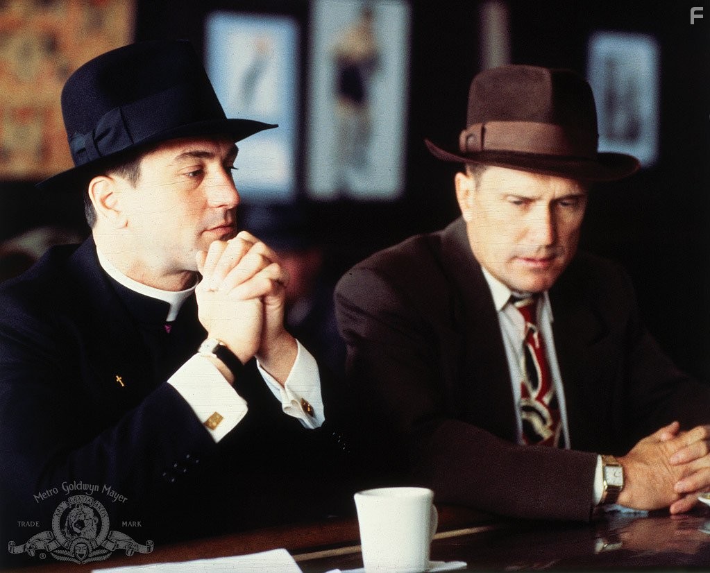 Robert De Niro and Robert Duvall in Тайны исповеди (1981)