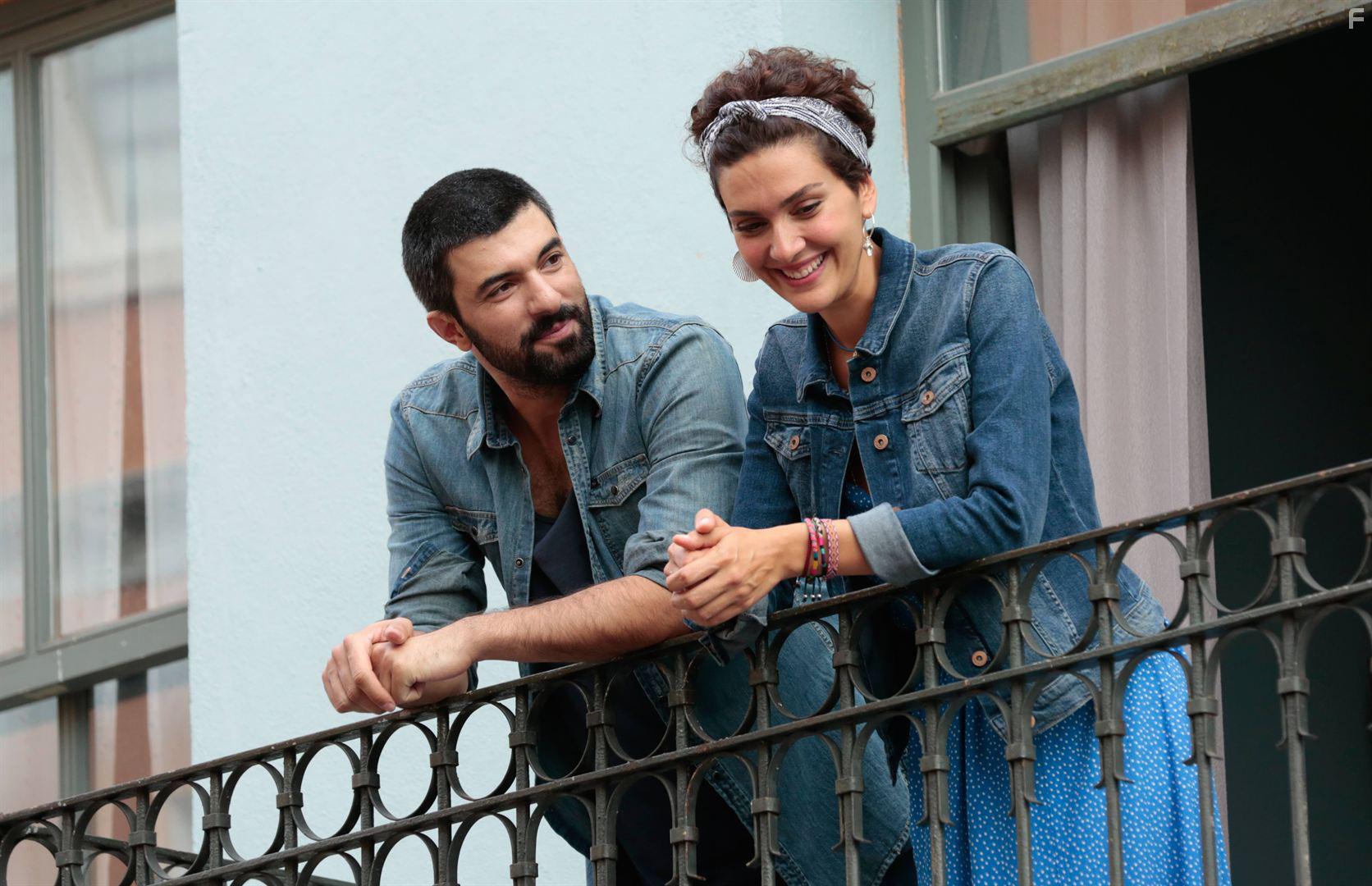 Engin Akyrek and Bergzar Korel in Bir Ask Iki Hayat (2019)