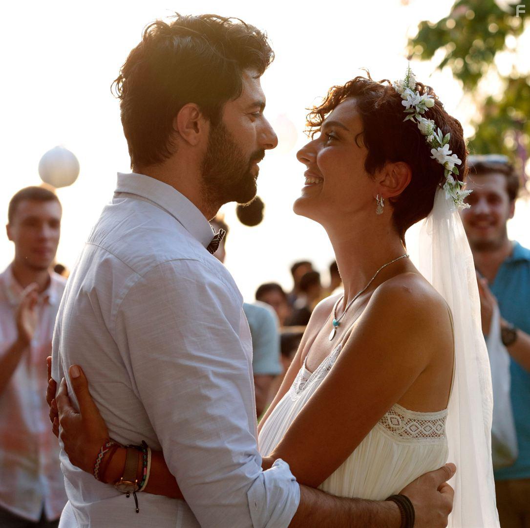 Engin Akyrek and Bergzar Korel in Bir Ask Iki Hayat (2019)