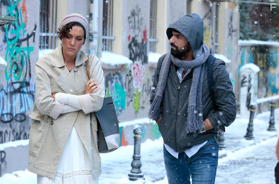 Engin Akyrek and Bergzar Korel in Bir Ask Iki Hayat (2019)