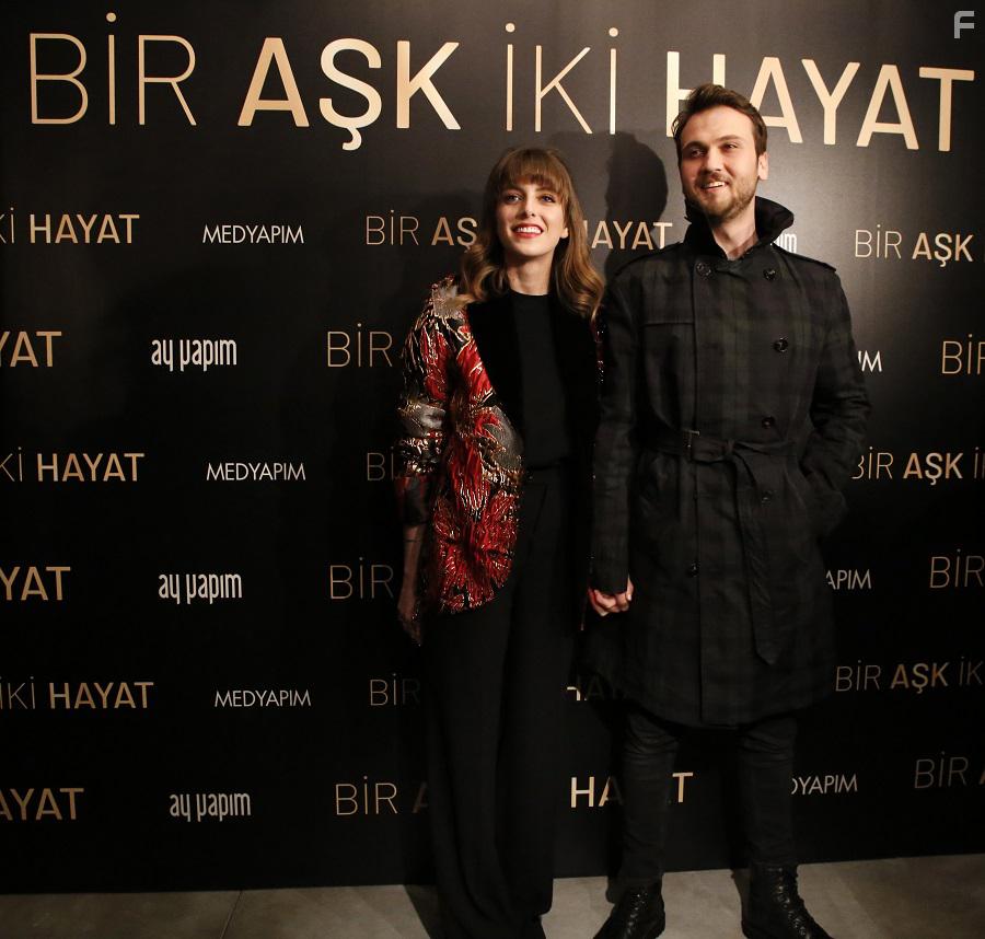 Bige nal and Aras Bulut Iynemli at an event for Bir Ask Iki Hayat (2019)