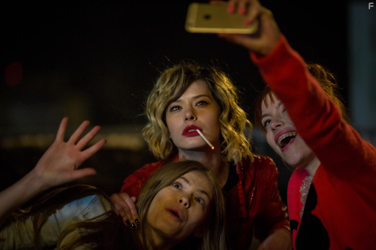 Crina Semciuc, Olimpia Melinte, and Flavia Hojda in Selfie 69 (2016)