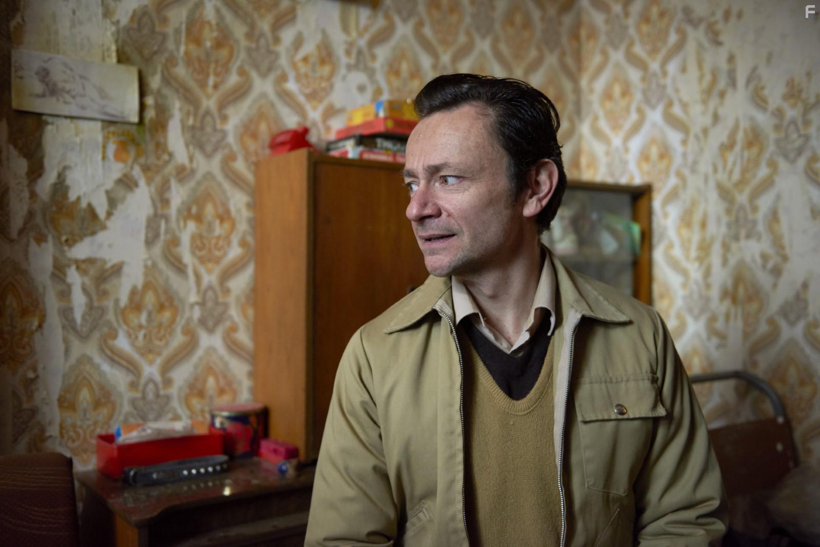 Justin Salinger, Tony Way, and Ella Smith in Ray & Liz (2018)